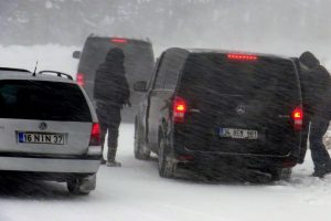 Bursa Uludağ yolunda tipi ve sis! Ara&ccedil;lar yolda kaldı