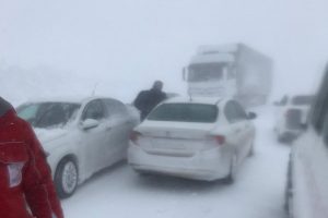 Kar ve tipi nedeniyle Sivas-Erzincan yolu ulaşıma kapandı