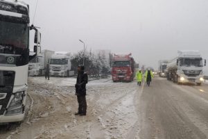 Bursa- Ankara yolunda TIR kaydı, yol ulaşıma kapandı! 10 kilometre kuyruk oluştu