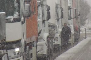 K&uuml;tahya'da kar karayollarını ulaşıma kapattı