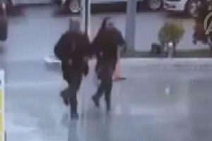 Emekli &ccedil;iftin 450 bin lirasını &ccedil;aldılar