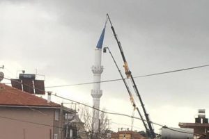 Fırtına minarenin k&uuml;lahını yana yatırdı