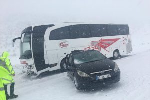 Otomobil otob&uuml;se &ccedil;arpıştı: 2 yaralı var!