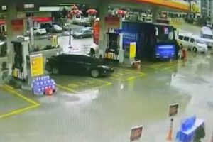 Kapka&ccedil;&ccedil;ılar emekli &ccedil;iftin ev parasını &ccedil;aldı