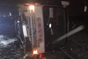 &Ouml;ğrencileri taşıyan midib&uuml;s devrildi: 13 yaralı