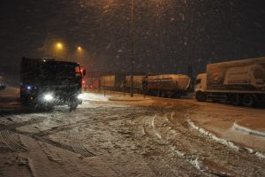 T&uuml;rk Kızılayı yolda kalan tır şof&ouml;rlerine kumanya dağıttı