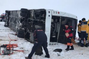 Yolcu otob&uuml;s&uuml; devrildi! B&ouml;lgeye &ccedil;ok sayıda ambulans sevk edildi