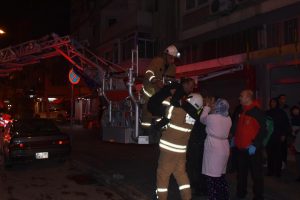 15 kişinin yaşadığı dairede yangın &ccedil;ıktı