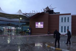 Fırtına, otob&uuml;s terminalinin &ccedil;atısını u&ccedil;urdu