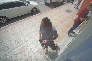 ATM'de unutulan parayı alan genci kamera g&ouml;r&uuml;nt&uuml;ledi