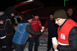 Kar nedeniyle yollarda kalanlara &ccedil;orba ve kumanya dağıtıldı