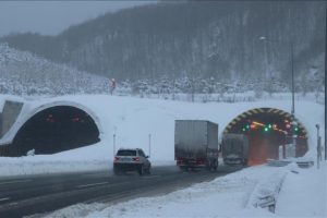 Bolu Dağı'nda kar kalınlığı yarım metreyi ge&ccedil;ti