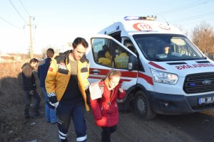 Otomobil, &ouml;ğrenci servisine &ccedil;arptı: Yaralılar var