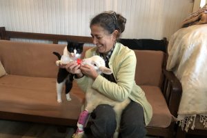 Bursa'da sakat doğan kuzuya evladı gibi bakıyor
