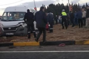 Kırmızı ışıkta dehşet sa&ccedil;tı: 12 yaralı