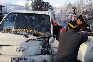 Bursa'da buzlanma nedeniyle meydana gelen kaza kameraya yansıdı