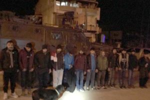Koltukları s&ouml;k&uuml;len hafif ticari ara&ccedil;tan 12 ka&ccedil;ak g&ouml;&ccedil;men &ccedil;ıktı