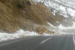 Heyelanı fark edip, yolu trafiğe kapattılar