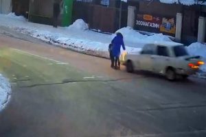 Anne ve &ccedil;ocuğuna otomobil b&ouml;yle &ccedil;arptı
