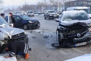 Bursa'da yollar buz pistine d&ouml;nd&uuml;, kaza &uuml;st&uuml;ne kaza oldu