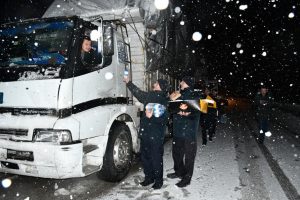 Bursa'da yolda kalan s&uuml;r&uuml;c&uuml;lerin yardımına belediye koştu