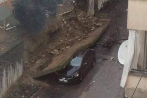 Sitenin istinat duvarı otomobilin &uuml;zerine devrildi