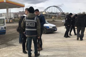 Yeni aldığı silahı denemek i&ccedil;in ateş a&ccedil;mış!
