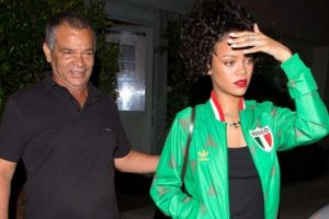 Rihanna, babasını mahkemeye verdi