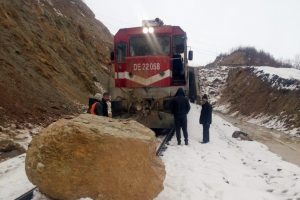 Yama&ccedil;tan kopan kayalar Van G&ouml;l&uuml; Eskpresi'e &ccedil;arptı
