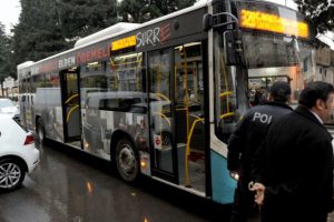 &Ouml;zel halk otob&uuml;s&uuml;nde 'taciz' kavgası: 1 yaralı