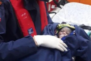 Umuda yolculukta donmak &uuml;zere olan bebek kurtarıldı