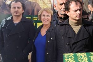 Y&ouml;netmen Or&ccedil;un Benli annesini g&ouml;zyaşları i&ccedil;inde toprağa verdi
