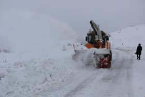 Elazığ'ın 6 il&ccedil;esinde kar 77 k&ouml;y yolunu kapattı