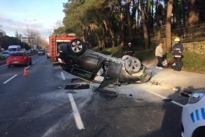 Otomobil ambulansa &ccedil;arptı: 2 yaralı