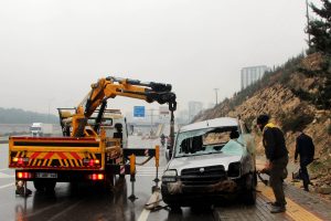 Otomobilin &ccedil;arptığı hafif ticari ara&ccedil;taki 4 kişi yaralandı