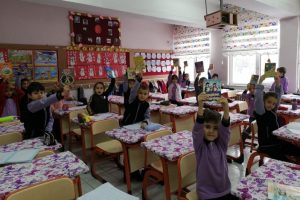Minik &ouml;ğrenciler ilk kitaplarını okumaya başladı