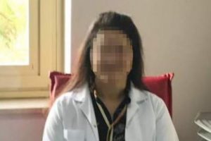 Kadın doktorun boğazını sıkıp yumruk attı