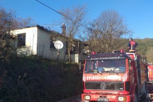 Tek katlı ev alev alev yandı