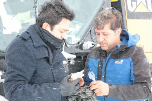 Yolda kalan s&uuml;r&uuml;c&uuml;lere kumanya desteği