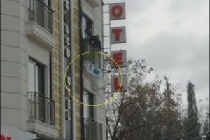 Otelin ikinci katından atladı, itfaiye brandasına d&uuml;şt&uuml;