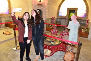 M&uuml;zede selfie g&uuml;n&uuml;ne gen&ccedil;lerden yoğun ilgi