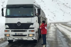 Kızılay yolda kalanlara kumanya dağıttı