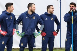 Fenerbah&ccedil;e'ye kalecilerinden k&ouml;t&uuml; haber!