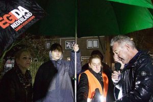 Hollanda'da cami &ouml;n&uuml;nde provokatif 'İslam karşıtı' g&ouml;steri