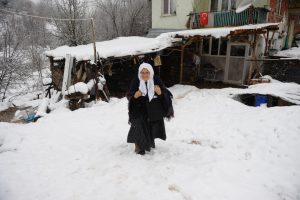 Bursa'da 85 yaşında okuma öğrenmek için kar kış demiyor her gün 2 kilometre yürüyor