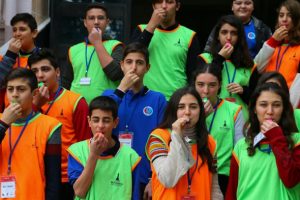 Yere &ccedil;&ouml;p atanları d&uuml;d&uuml;k &ccedil;alarak uyarıyorlar