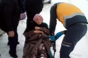 Karla kapanan yolda hamile kadın i&ccedil;in seferber oldular