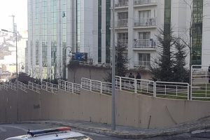 Ş&uuml;pheli paketten el bombası ve mermiler &ccedil;ıktı