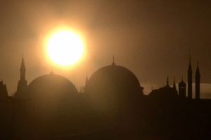 İstanbul'da b&uuml;y&uuml;leyici g&uuml;n doğumu