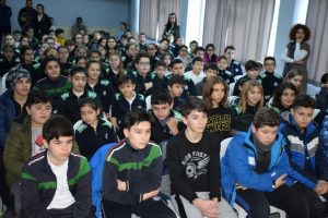 Bursa Nil&uuml;ferli hentbolcular &ouml;ğrencilerle buluştu